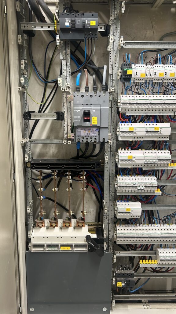 experts in installing distribution boxes